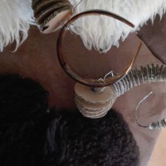Gerüst für Hörner wird mit Draht an Haarreif befestigt